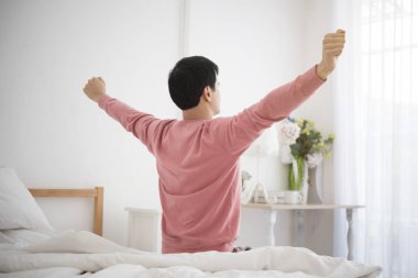 adam uyan ve gündoğumu penceresiyle yakınındaki kol germe 
