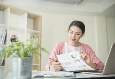 Bir grafikte çalışma ve mali analiz iş kadınları rakamlar