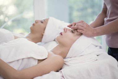 Masör yapıyor güzel genç kadın rahatlatıcı baş masajı