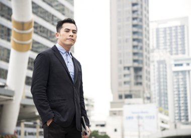 Portre genç Asyalı işadamı seyir için bir şey yakışıklı.