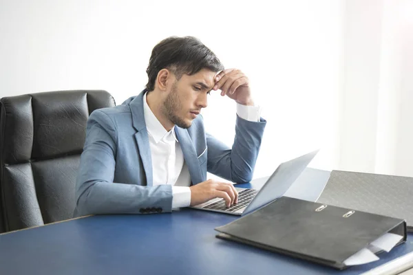 Empresario estresado e infeliz por el trabajo en la oficina . — Foto de Stock