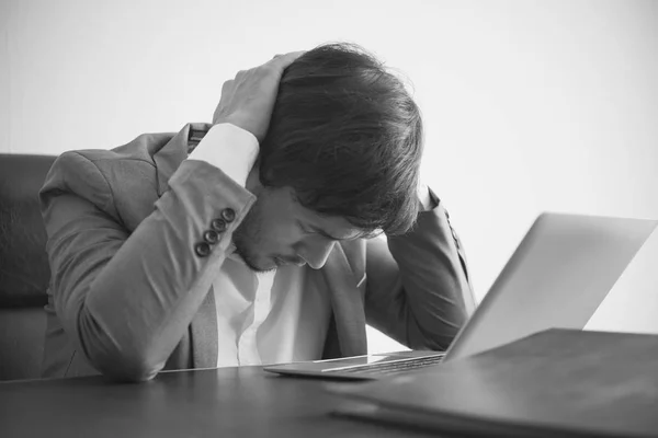 Empresario estresado e infeliz por el trabajo en la oficina . — Foto de Stock