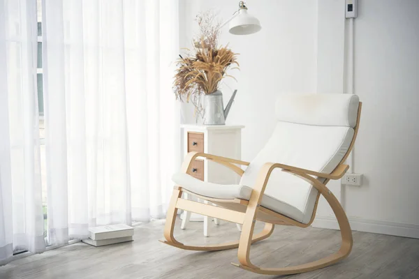 Винтажное кресло-качалка украшение в гостиной . — стоковое фото