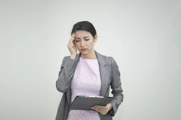 Деловая женщина подчеркнул и головная боль для работы в офисе . — стоковое фото
