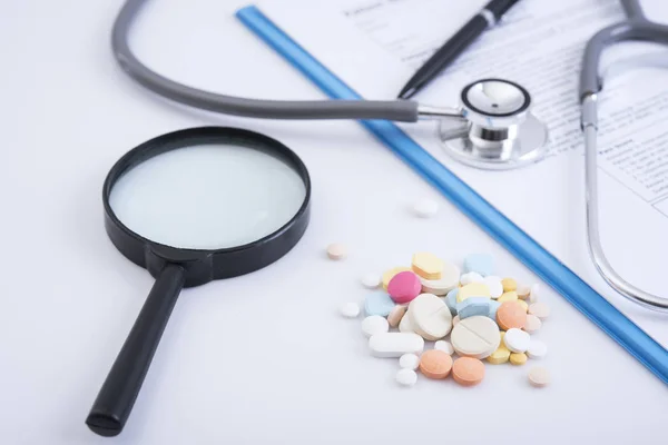 Antecedentes de farmacia en la mesa. Estetoscopio y papel de prescripción — Foto de Stock