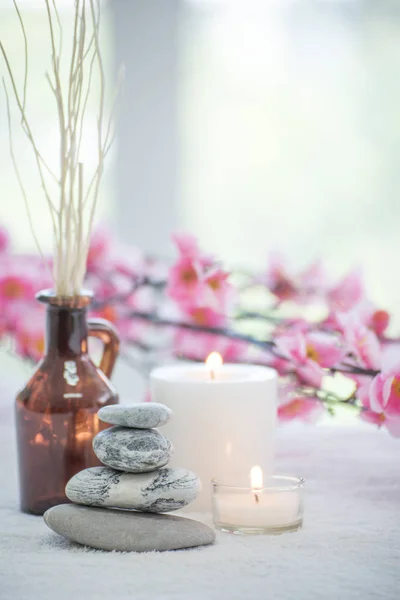 Accesorios de spa naturaleza muerta con vela aromática, piedra, flor , — Foto de Stock