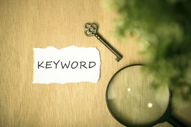 Vintage anahtar ve yırtık kağıt üzerinde ahşap metin anahtar kelime ile 