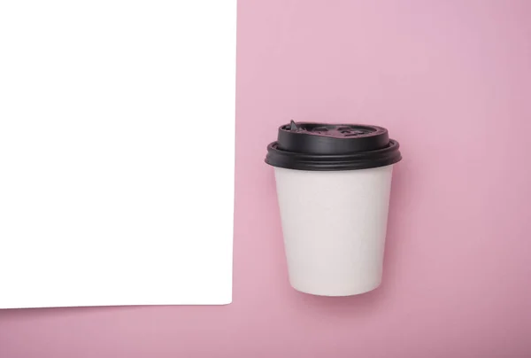 Taza de papel café y plantilla de papel sobre fondo rosa. maqueta — Foto de Stock