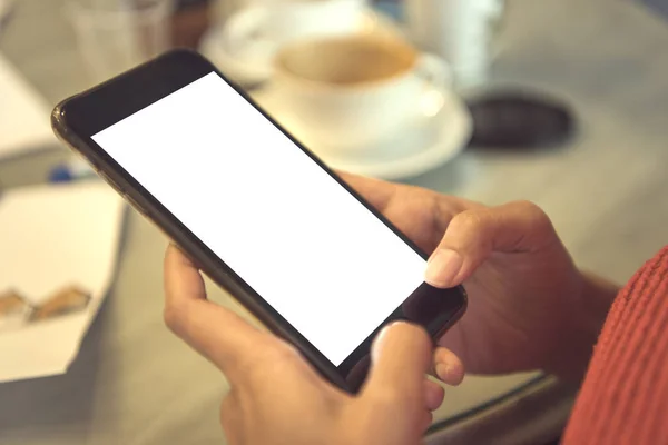 El uso de teléfono móvil con pantalla blanca en blanco en la cafetería. maqueta — Foto de Stock