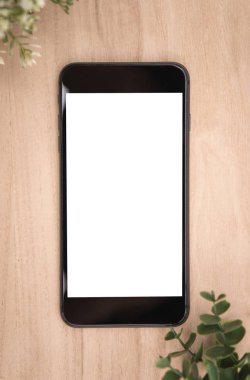 ahşap masa boş beyaz ekran ile cep telefonu. mockup 