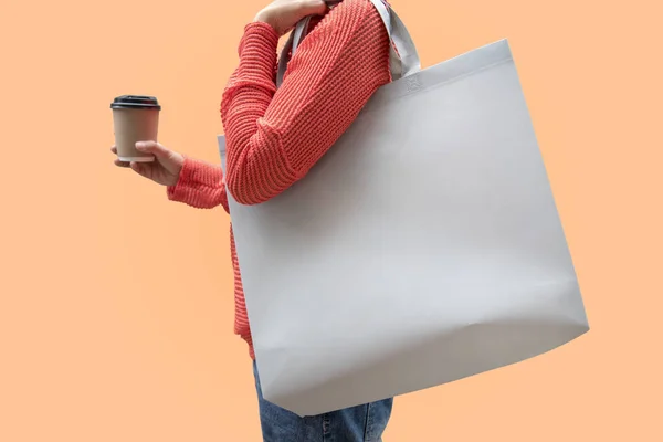Flickan håller väska canvastyg för mockup tom mall — Stockfoto