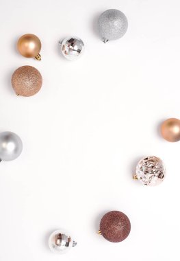 Süslemeli Noel kompozisyon çerçevesi ve beyaz arka planda noel balosu. Kış, yeni yıl konsepti. Düz konum, üst görünüm, kopyalama alanı.