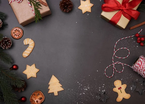 Рождественская композиция с украшениями и подарочной коробкой с рождественским печеньем на черном фоне. Зима, концепция нового года. Плоская кладка, вид сверху, копировальное пространство . — стоковое фото