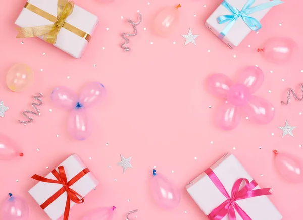 분홍색 파스텔 배경에 활 과 별 모양의 팔찌가 달린 크리스마스 장식 과 선물 상자로 구성되어 있다. 겨울, 새해 개념. 평면 배치, 상단 뷰, 복사 공간. — 스톡 사진