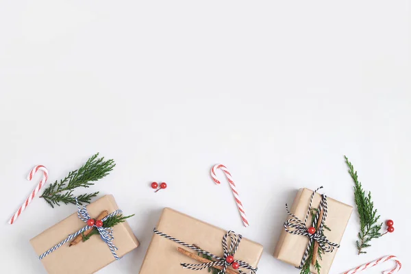 Noel kompozisyonu arka planında süslemeler ve beyaz arka planda hediye kutusu var. Kış, yeni yıl konsepti. Düz konum, üst görünüm, kopyalama alanı. — Stok fotoğraf