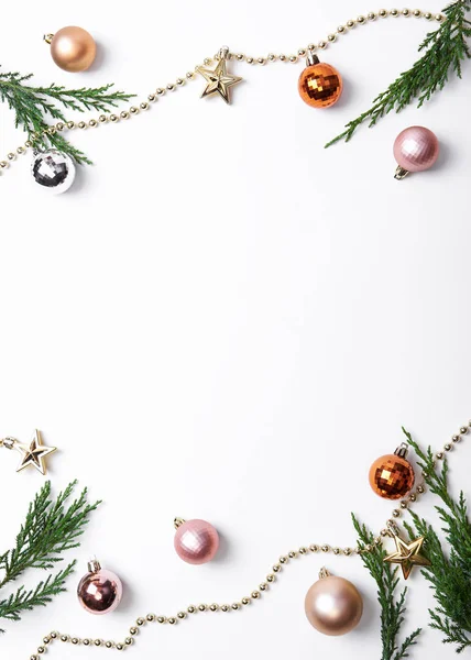 장식들이 있는 크리스마스 구성 틀 과 흰색 배경에 있는 크리스마스 공. 겨울, 새해 개념. 평면 배치, 상단 뷰, 복사 공간. — 스톡 사진