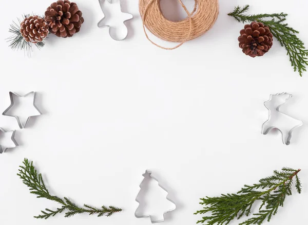 Рождественский фон с украшениями на белом фоне. Зима, концепция нового года. Плоская кладка, вид сверху, копировальное пространство . — стоковое фото