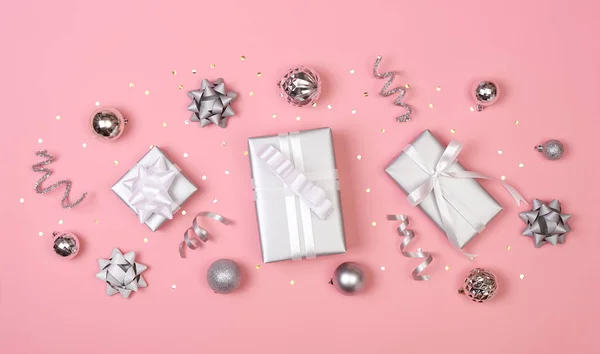 크리스마스 장식 과 선물 상자가 분홍색 파스텔 배경에 별 모양의 조각으로 장식되어 있다. 겨울, 새해 개념. 평면 배치, 상단 뷰, 복사 공간. — 스톡 사진
