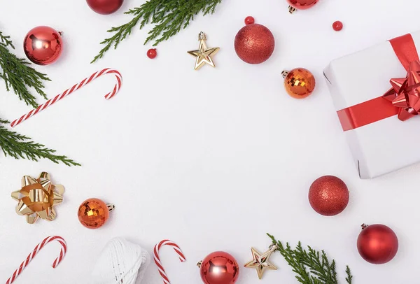 Vánoční kompozice pozadí s dekoracemi a dárkové krabice na bílém pozadí. zima, novoroční koncept. Byt ležel, horní pohled, kopírovací prostor. — Stock fotografie