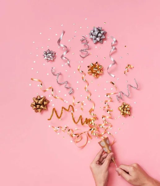 Jul komposition med dekorationer och band med stjärna konfetti på rosa pastell bakgrund. vinter, nyårskoncept. Platt låg, ovanifrån, kopiera utrymme. — Stockfoto