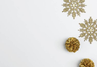 Noel kompozisyonunu süslemelerle süsleyin ve kar tanelerini beyaz arka planda yıldız konfetileriyle süsleyin. Kış, yeni yıl konsepti. Düz konum, üst görünüm, kopyalama alanı.