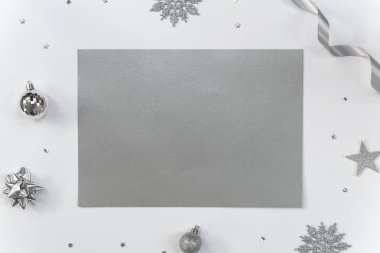 Beyaz arka plandaki tebrik kartlarını Noel süslemeleri ve konfetiyle düzenle. Metin için davet kartı tasarımı.