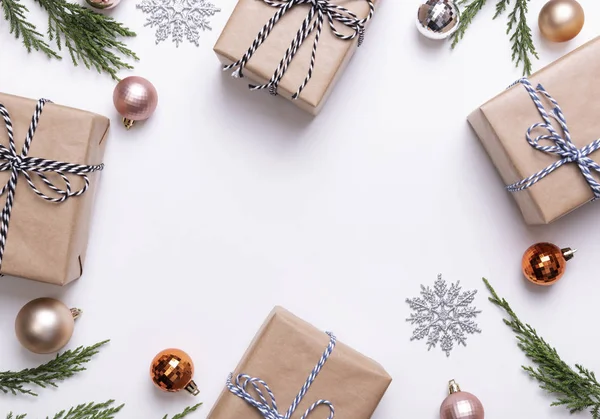 Vánoční kompozice s dekoracemi a dárková krabička s hvězdičkovými konfety na bílém pozadí. zima, novoroční koncept. Byt ležel, horní pohled, kopírovací prostor. — Stock fotografie