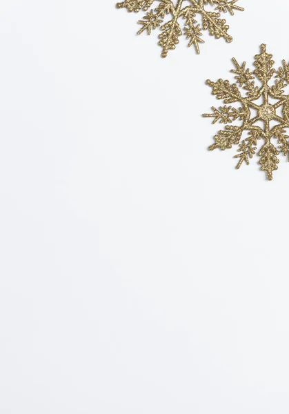 白い背景に星のコンフェッティで装飾や雪の結晶とクリスマスの組成物をモックアップします。冬、新年のコンセプト。フラットレイアウト、トップビュー、コピースペース. — ストック写真