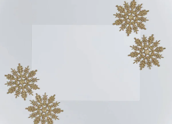 Maquette composition de Noël avec décorations et flocons de neige avec confettis étoiles sur fond blanc. hiver, nouvelle année concept. Pose plate, vue du dessus, espace de copie . — Photo