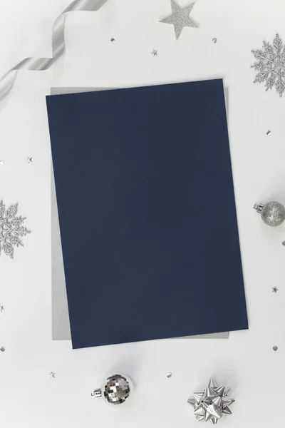 Нарисуйте открытку на белом фоне с рождественскими украшениями и конфетти. Дизайн пригласительной карты для текста . — стоковое фото