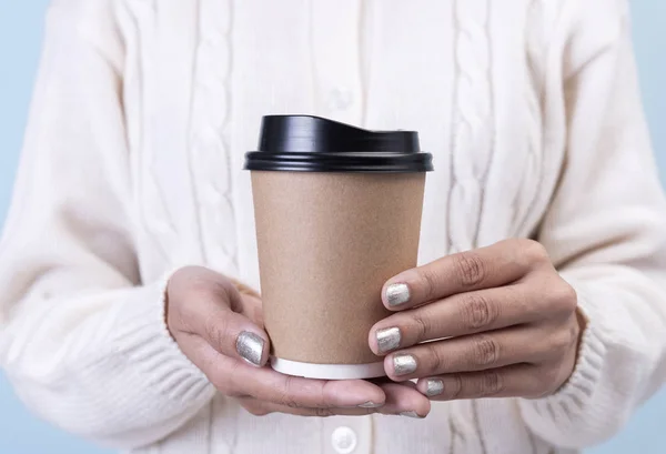 Las mujeres que sostienen la mano quitan la taza de café de papel. maqueta para mensaje de texto publicitario creativo o contenido promocional . — Foto de Stock