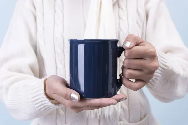 Women hand holding blue ceramic coffee cup. mockup for creative advertising text message or promotional content. — Stock Photo, Image
