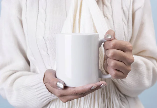 Vrouwen hand met witte keramische koffiekop. model voor creatieve reclameberichten of promotionele inhoud. — Stockfoto