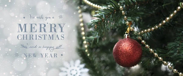 Süslemeleri ve ışık saçan bir Noel ağacı. Noel ve Yeni Yıl 2020 için başlık ve kapak. — Stok fotoğraf