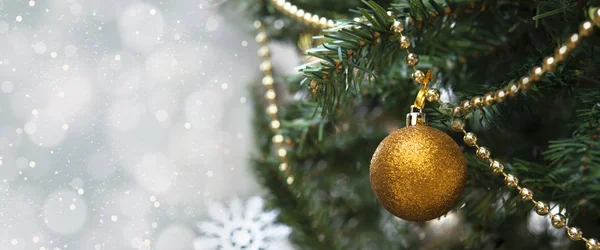 Kerstboom met decoraties en lichte bokeh achtergrond. voor Kerstmis en Gelukkig Nieuwjaar 2020. header en cover. — Stockfoto