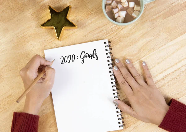 木製の背景にリストを行うための目標のためのモックアップはがきを手書き.クリスマスとハッピー新年の解像度の概念. — ストック写真