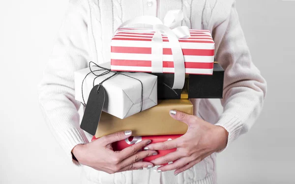 Kobiety trzymając pudełko prezentów i kartki papieru izolowane na białym tle na Boże Narodzenie i koncepcja nowego roku. — Zdjęcie stockowe