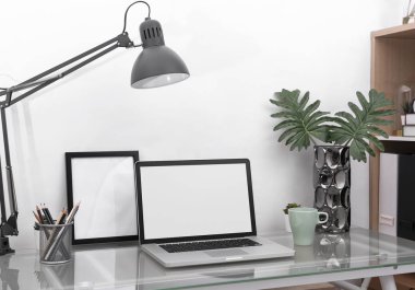 İşyeri maket konsepti. ekipman ile ofis dekor masaüstü bilgisayar. yaratıcı çalışma alanı.