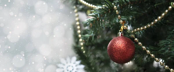 Kerstboom met decoraties en lichte bokeh achtergrond. voor Kerstmis en Gelukkig Nieuwjaar 2020. header en cover. — Stockfoto