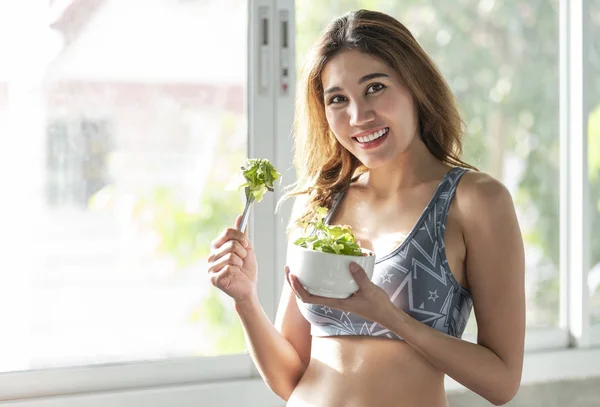 Mujer asiática comiendo ensalada saludable. dieta salud estilo de vida concepto . — Foto de Stock