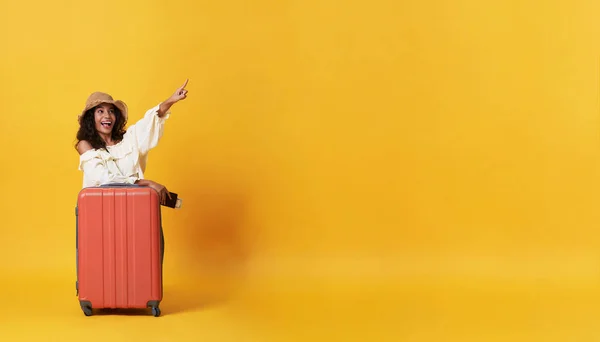 Feliz mulher africana sorridente vestida com roupas de verão com bagagem desfrutando de sua fuga de férias de verão em fundo banner amarelo com espaço de cópia . — Fotografia de Stock