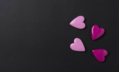 Sevgililer Günü arkaplanı. Siyah fotokopi arkaplanı üzerinde pembe kalpler..