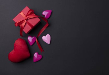 Sevgililer Günü arkaplanı, kırmızı kalpler ve siyah fotokopi arkaplanı..