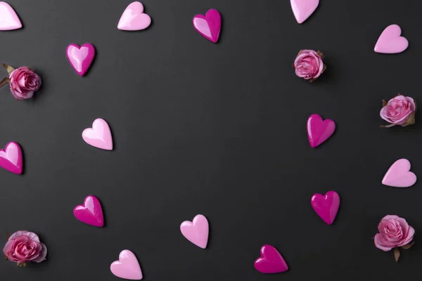 Fondo del día de San Valentín con corazones rojos y rosa sobre fondo negro espacio de copia . — Foto de Stock