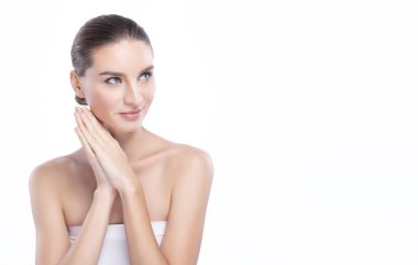 Temiz yüz derisi olan genç ve güzel bir kadın. Reklam tedavisi spa ve kozmetolojisi için jestler.