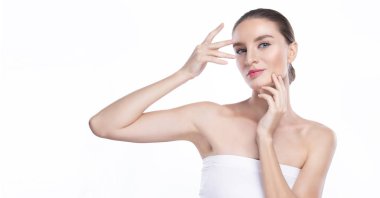 Temiz yüz derisi olan genç ve güzel bir kadın. Reklam tedavisi spa ve kozmetolojisi için jestler.