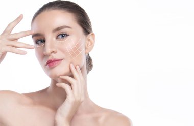 Temiz yüz derisi olan genç ve güzel bir kadın. Reklam tedavisi spa ve kozmetolojisi için jestler.