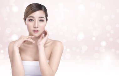 Mükemmel yüz derisi ile Güzellik Genç Asyalı kadın. Reklam tedavisi spa ve kozmetoloji için jestler.