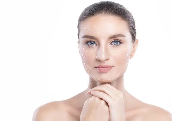 Temiz yüz derisi olan genç ve güzel bir kadın. Reklam tedavisi spa ve kozmetolojisi için jestler.