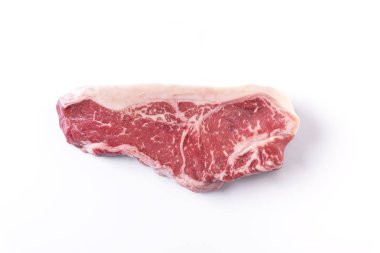 Beyaz arka planda taze çiğ biftek. üstteki v